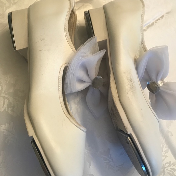 Child size 5 1/2 White Capezio Tap Dance Shoes with bows and laces to pick from! - Picture 6 of 6